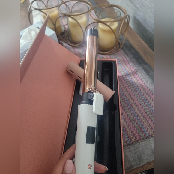 BRAND NEW CORDLESS CURLING IRON - Picture 2 of 3